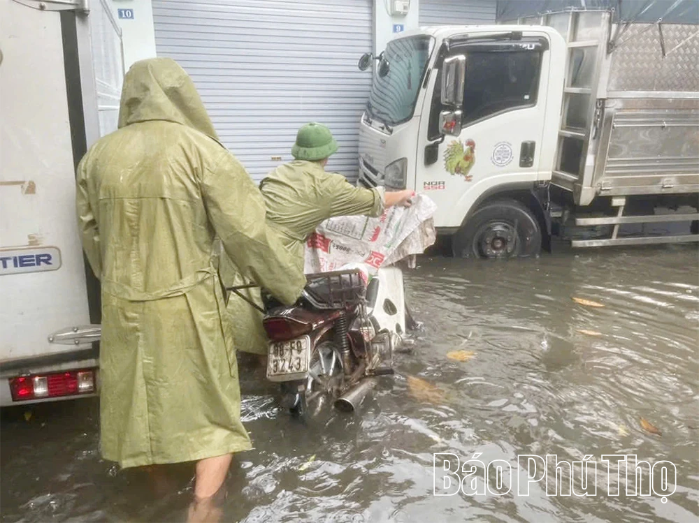 Lực lượng Công an các địa phương tập trung hỗ trợ, giúp đỡ Nhân dân khắc phục hậu quả cơn bão số 10