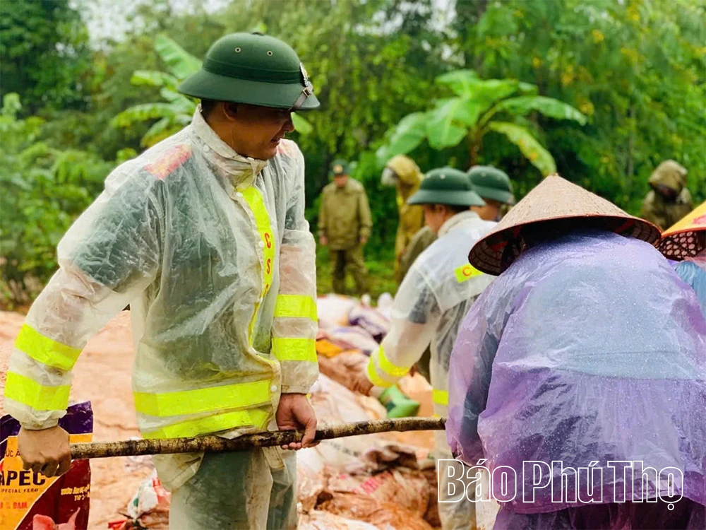 Lực lượng Công an các địa phương tập trung hỗ trợ, giúp đỡ Nhân dân khắc phục hậu quả cơn bão số 10