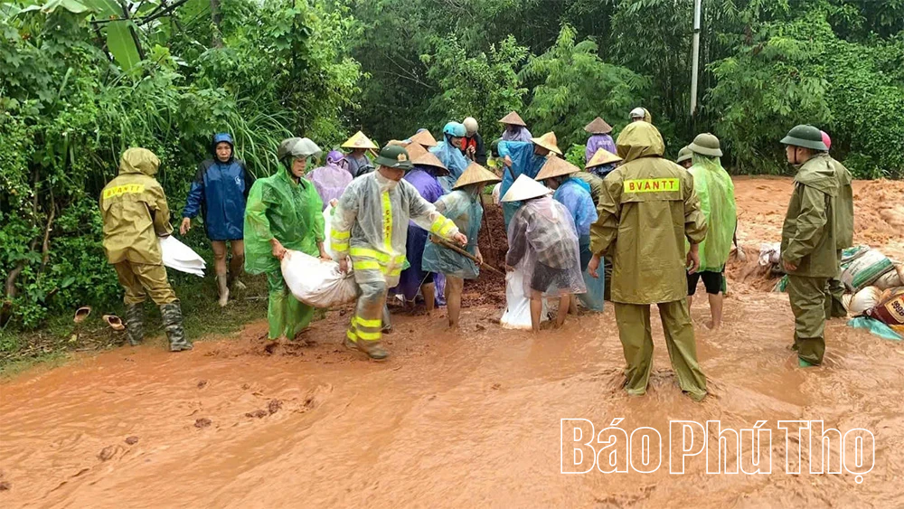 Lực lượng Công an các địa phương tập trung hỗ trợ, giúp đỡ Nhân dân khắc phục hậu quả cơn bão số 10