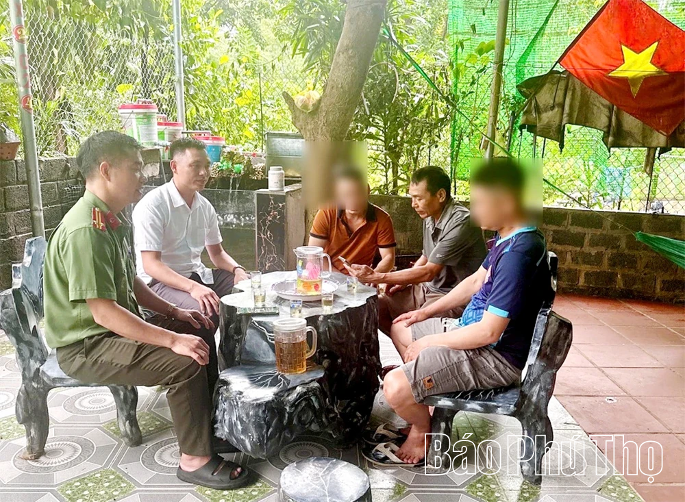 Công an xã Lạc Sơn giải cứu thành công 2 công dân bị mắc kẹt giữa dòng lũ dữ