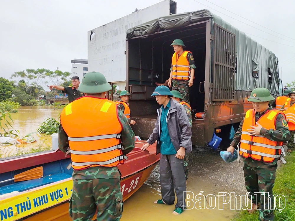 Lực lượng vũ trang tỉnh kịp thời giúp dân ứng phó, khắc phục bão số 10