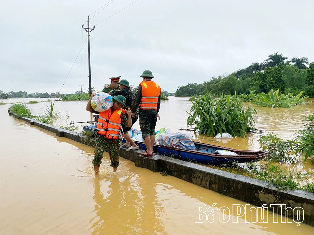 Lực lượng vũ trang tỉnh kịp thời giúp dân ứng phó, khắc phục bão số 10
