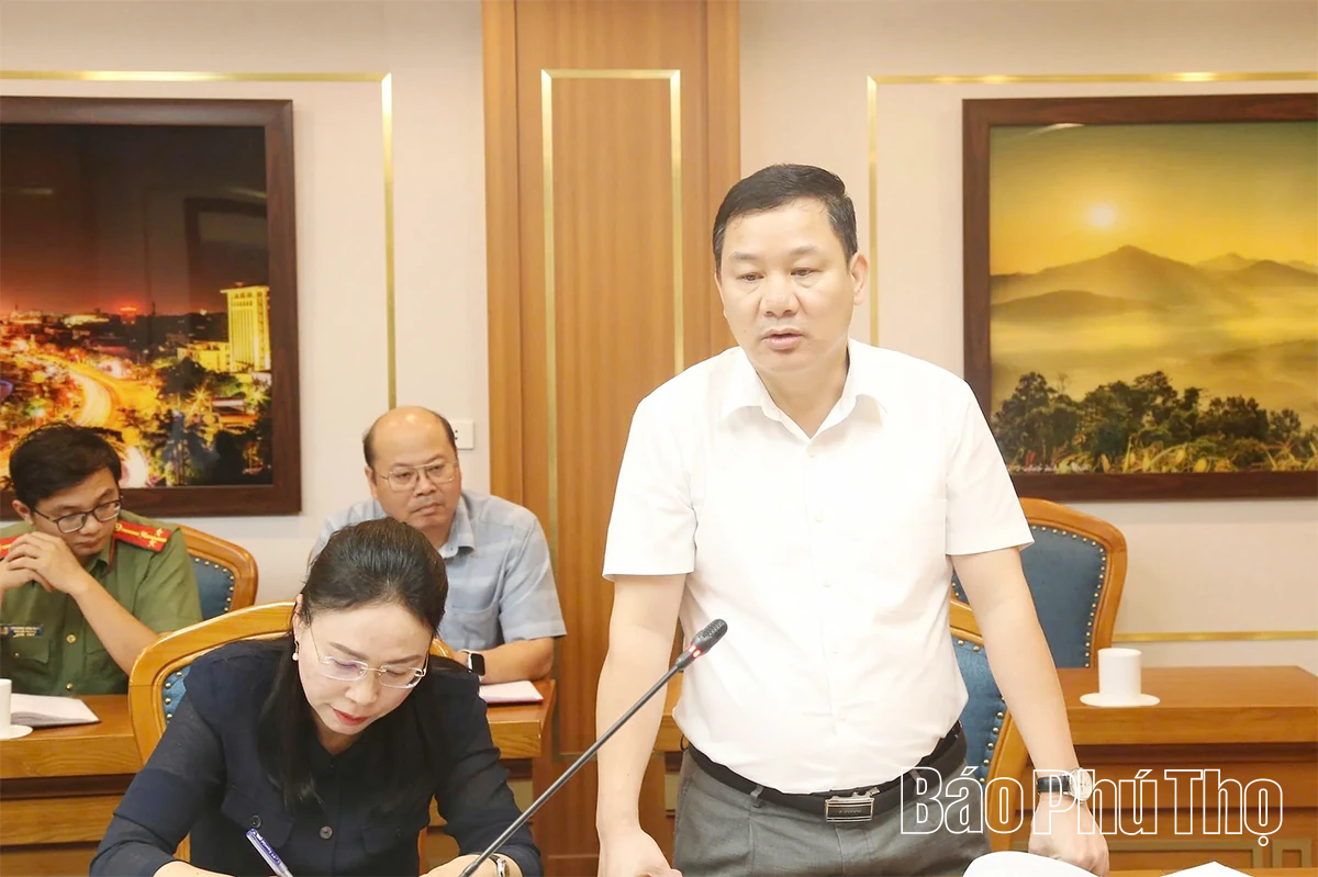 Phó Chủ tịch UBND tỉnh Nguyễn Khắc Hiếu nghe báo cáo công tác chuẩn bị tổ chức Đại hội thi đua yêu nước tỉnh Phú Thọ lần thứ I