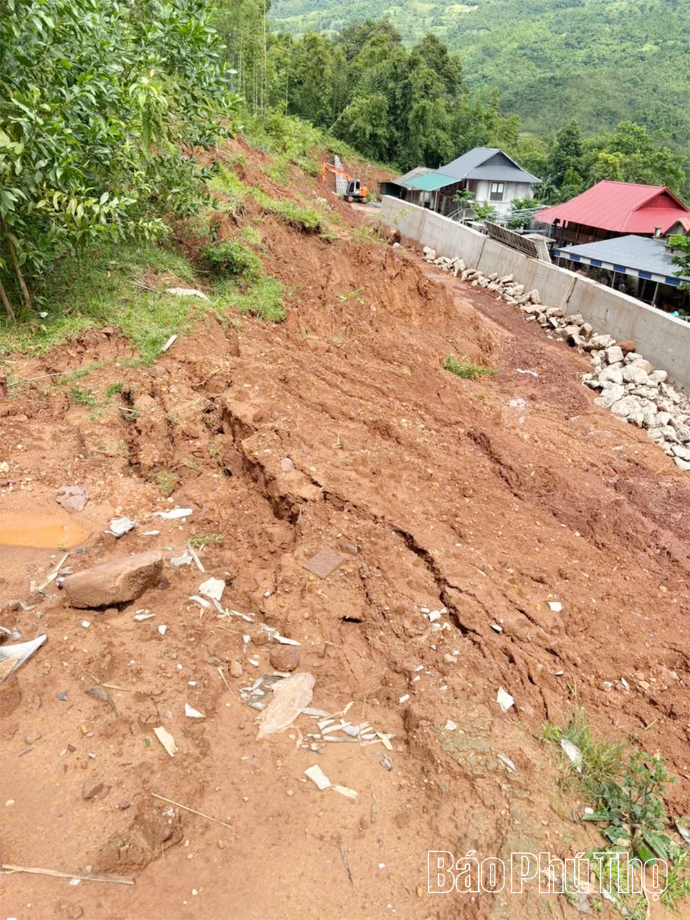 Xuất hiện vết nứt dài 200m đe dọa an toàn 18 hộ dân