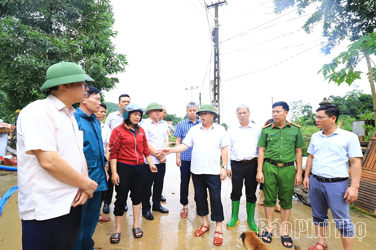 Phó Chủ tịch UBND tỉnh Đinh Công Sứ kiểm tra, chỉ đạo khắc phục hậu quả hoàn lưu bão số 10 khu vực Hoà Bình