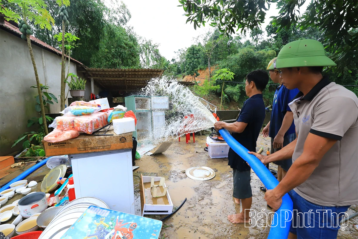 Phó Chủ tịch UBND tỉnh Đinh Công Sứ kiểm tra, chỉ đạo khắc phục hậu quả hoàn lưu bão số 10 khu vực Hoà Bình