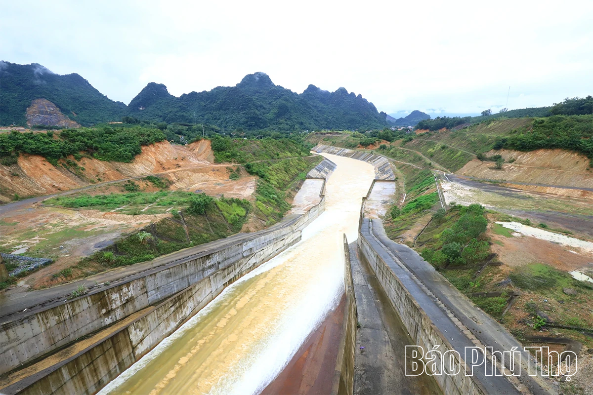 Phó Chủ tịch UBND tỉnh Đinh Công Sứ kiểm tra, chỉ đạo khắc phục hậu quả hoàn lưu bão số 10 khu vực Hoà Bình