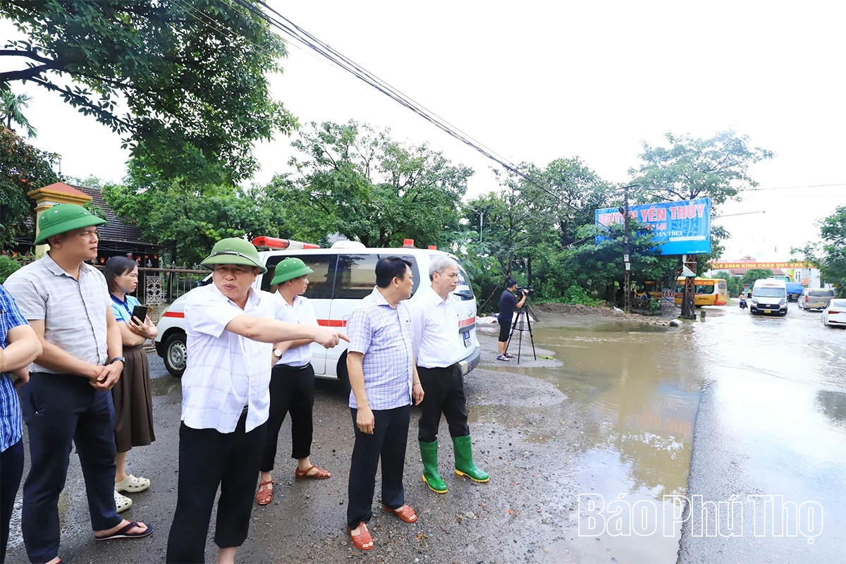 Phó Chủ tịch UBND tỉnh Đinh Công Sứ kiểm tra, chỉ đạo khắc phục hậu quả hoàn lưu bão số 10 khu vực Hoà Bình