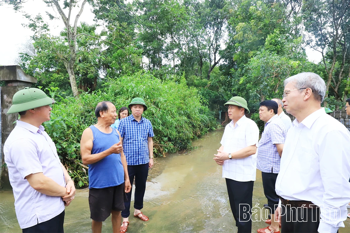 Phó Chủ tịch UBND tỉnh Đinh Công Sứ kiểm tra, chỉ đạo khắc phục hậu quả hoàn lưu bão số 10 khu vực Hoà Bình