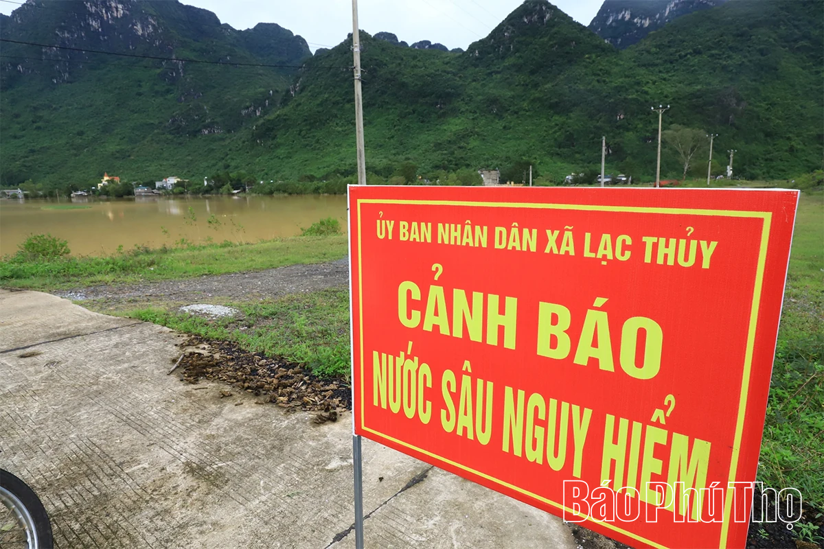 Phó Chủ tịch UBND tỉnh Đinh Công Sứ kiểm tra, chỉ đạo khắc phục hậu quả hoàn lưu bão số 10 khu vực Hoà Bình