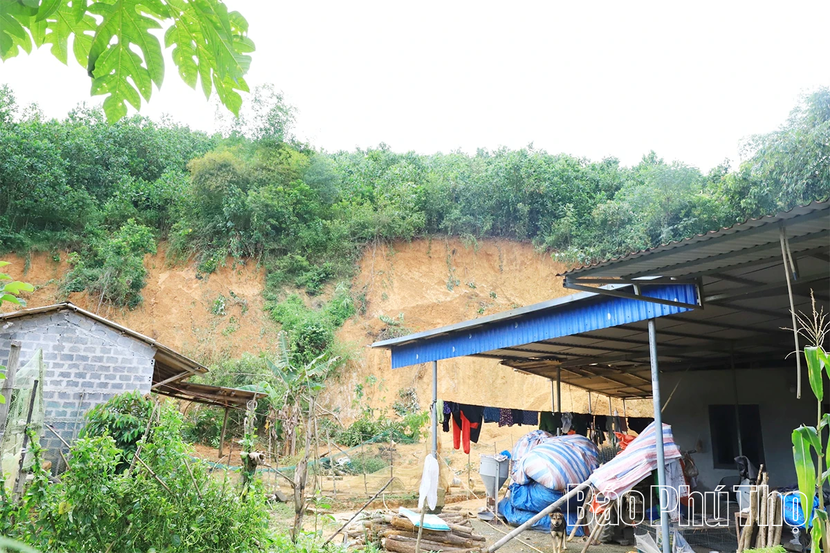 Phó Chủ tịch UBND tỉnh Đinh Công Sứ kiểm tra, chỉ đạo khắc phục hậu quả hoàn lưu bão số 10 khu vực Hoà Bình