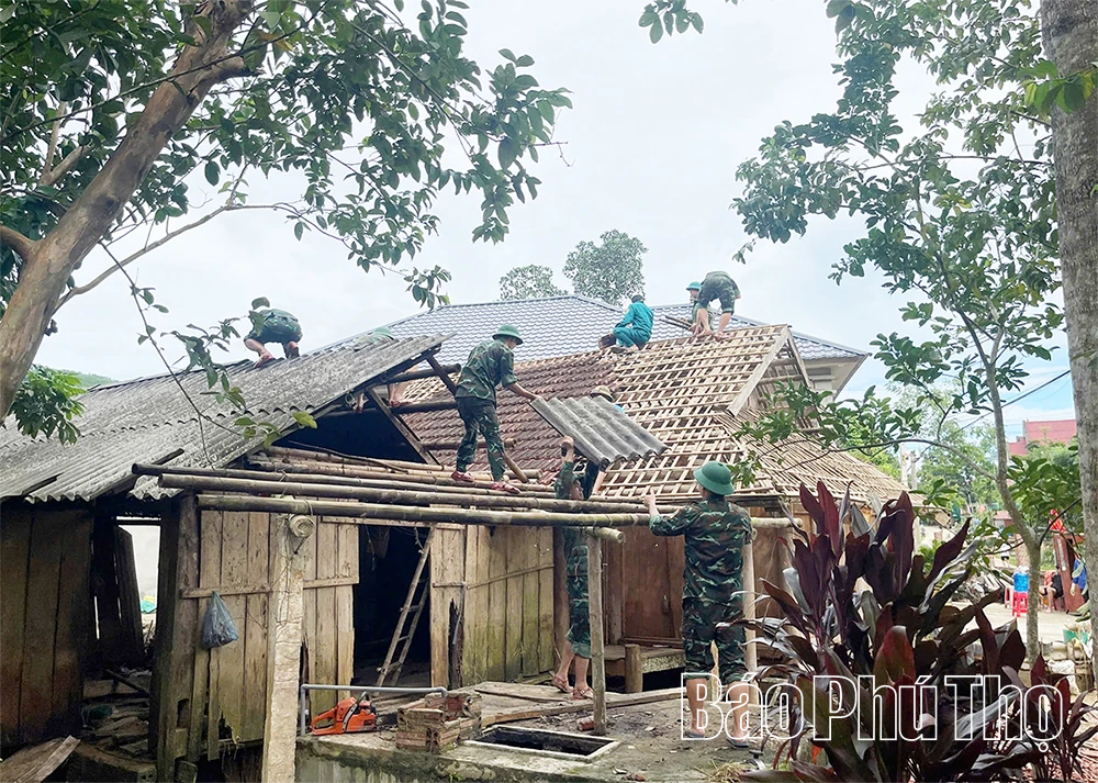 Huy động hàng trăm lượt cán bộ, chiến sỹ giúp dân khắc phục hậu quả mưa bão