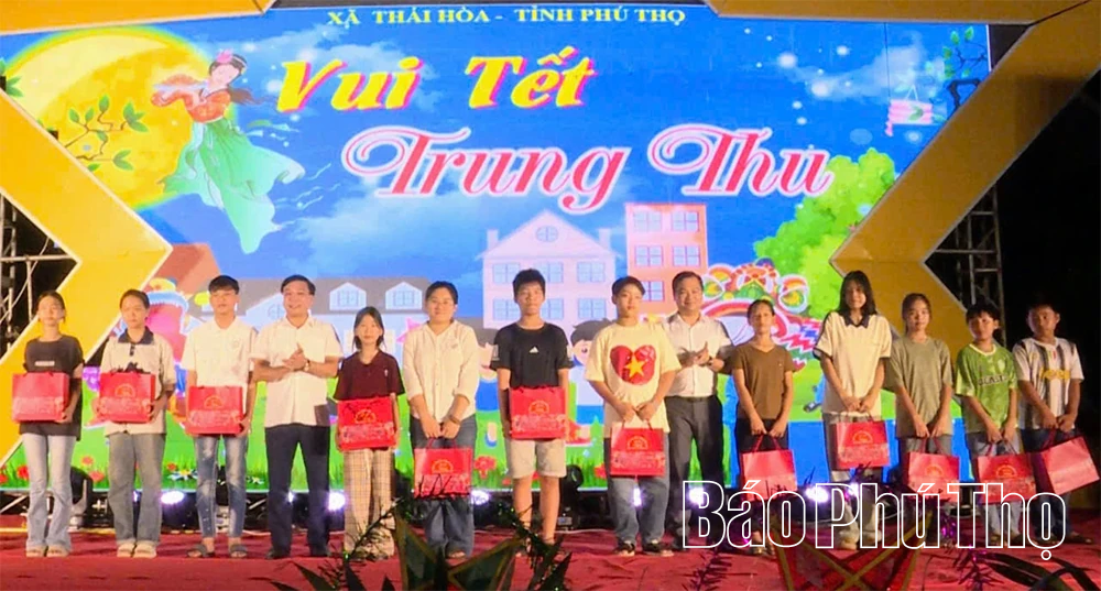 Phó Trưởng Đoàn Đại biểu Quốc hội tỉnh Nguyễn Văn Mạnh dự Đêm hội Trăng rằm tại xã Thái Hòa