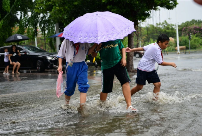 Trung Quốc phát cảnh báo cam, hủy loạt chuyến bay trước bão Matmo