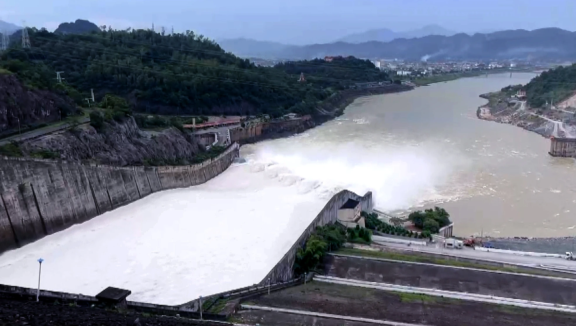 Mở 2 cửa xả đáy hồ thủy điện Hòa Bình trong ngày hôm nay