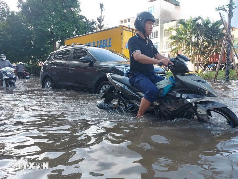 Cảnh báo hơn 100 điểm ngập úng trên nhiều tuyến phố nội thành Hà Nội