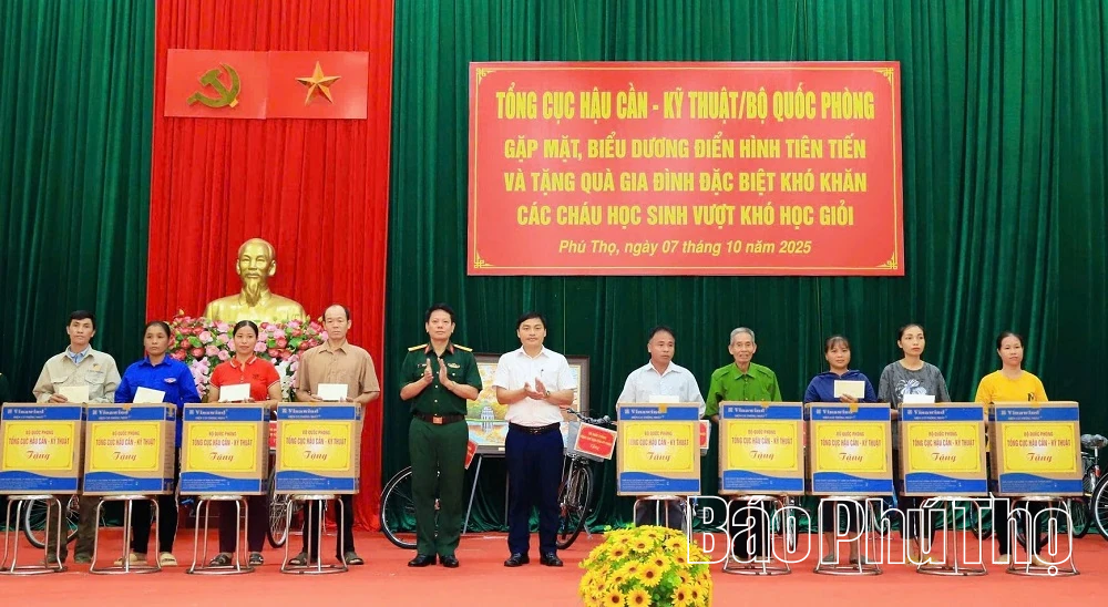 Tổng cục Hậu cần- kỹ thuật tặng 25 suất quà cho các điển hình tiên tiến và gia đình khó khăn xã Nhân Nghĩa