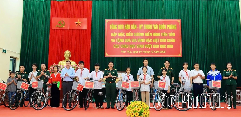 Tổng cục Hậu cần- kỹ thuật tặng 25 suất quà cho các điển hình tiên tiến và gia đình khó khăn xã Nhân Nghĩa