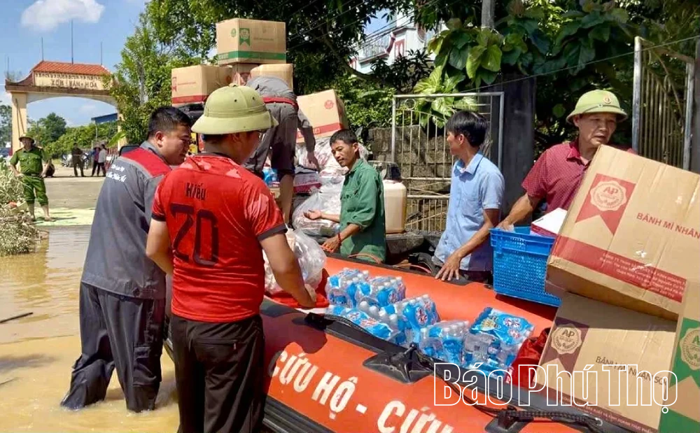 Chung tay hỗ trợ người dân vùng lũ