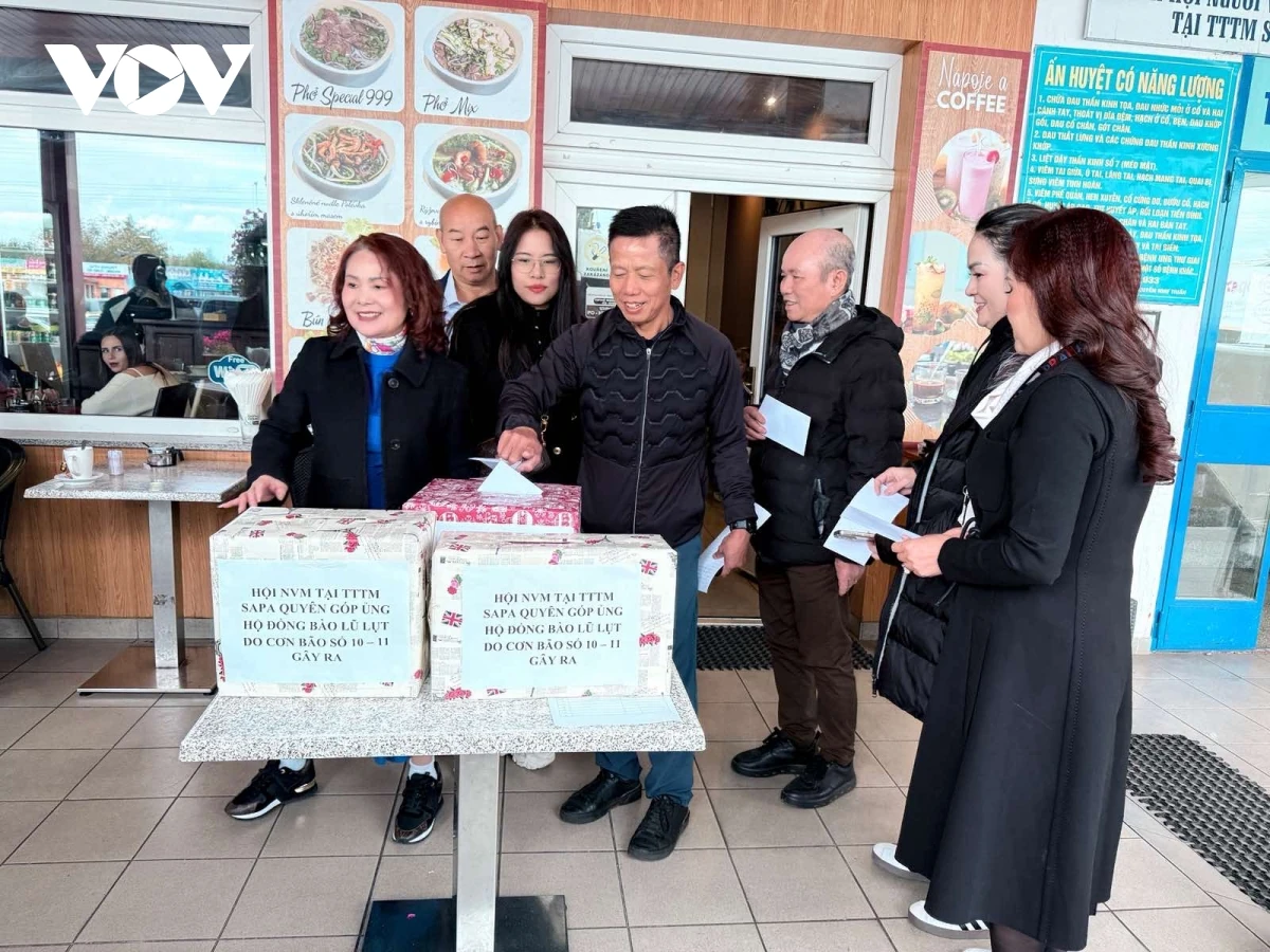 Cộng đồng người Việt tại Séc quyên góp ủng hộ đồng bào bị ảnh hưởng lũ lụt