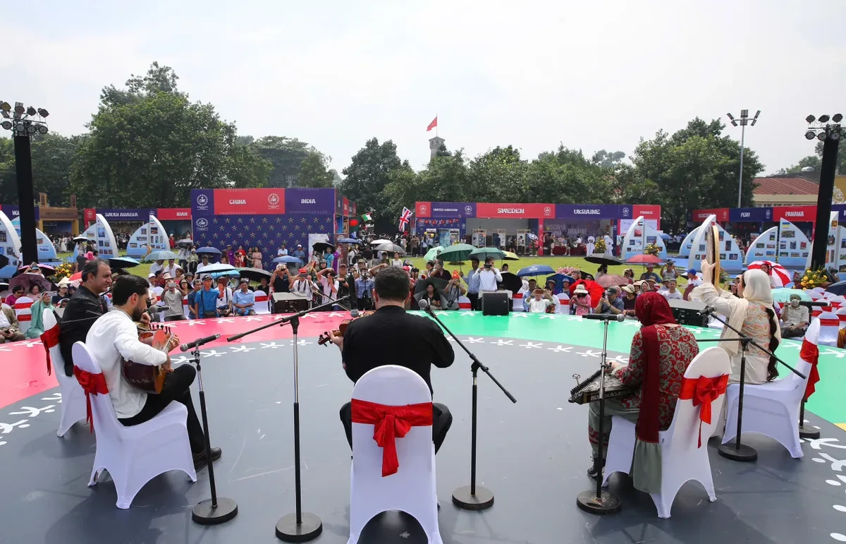 Hàng vạn du khách đến với Lễ hội Văn hóa thế giới tại Hà Nội