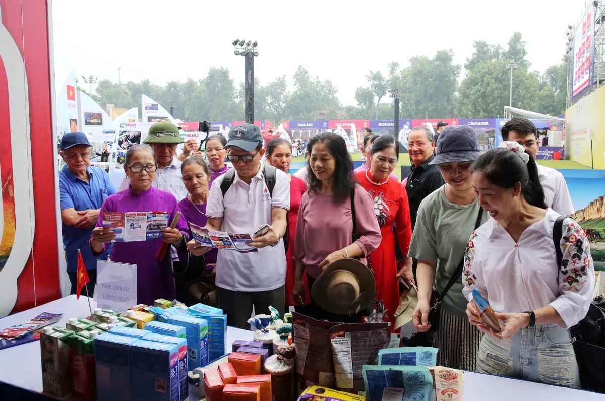 Hàng vạn du khách đến với Lễ hội Văn hóa thế giới tại Hà Nội