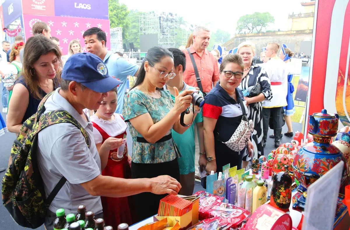 Hàng vạn du khách đến với Lễ hội Văn hóa thế giới tại Hà Nội