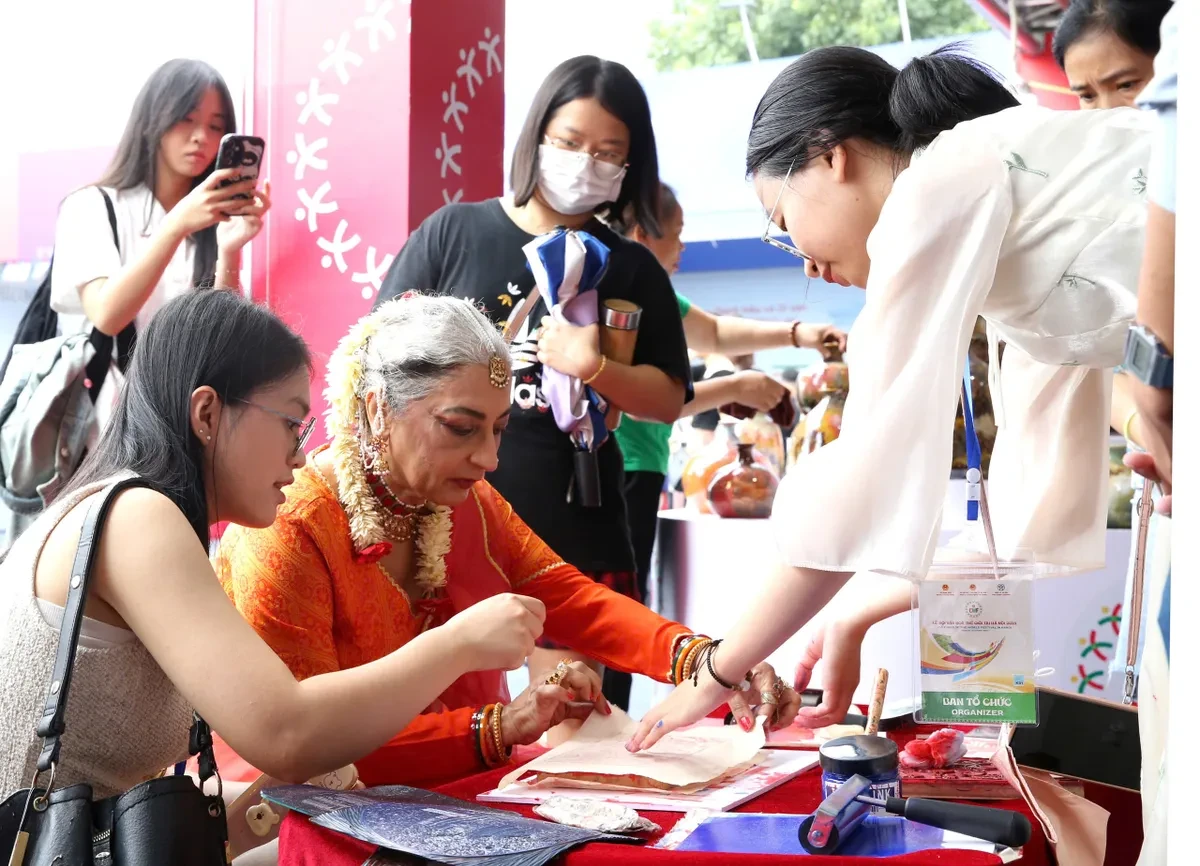 Hàng vạn du khách đến với Lễ hội Văn hóa thế giới tại Hà Nội