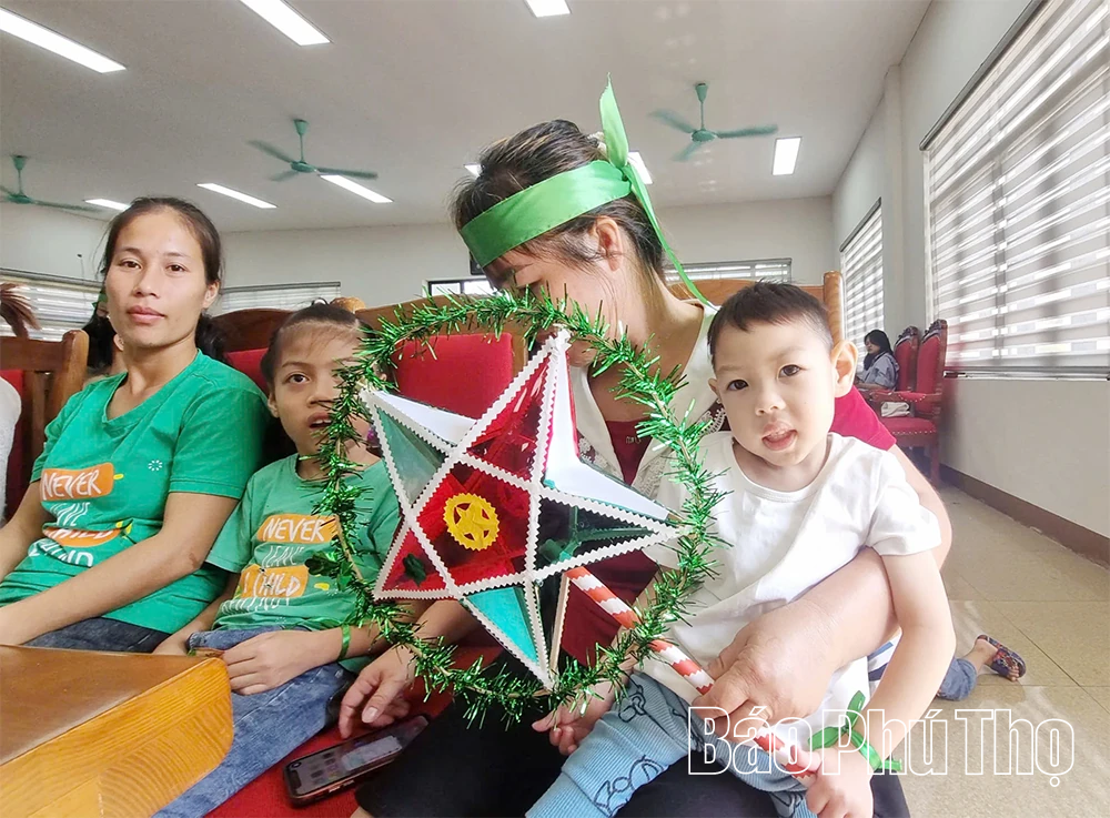 Mang Trung thu yêu thương đến trẻ em bại não