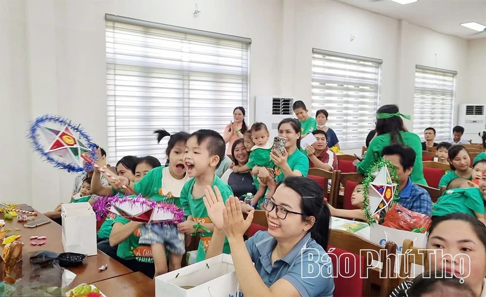 Mang Trung thu yêu thương đến trẻ em bại não