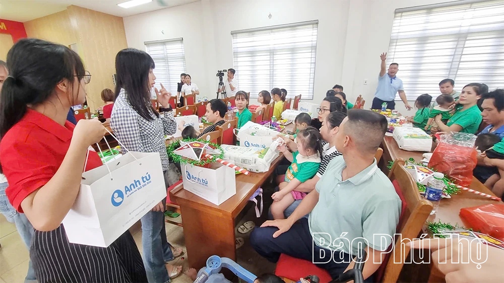 Mang Trung thu yêu thương đến trẻ em bại não