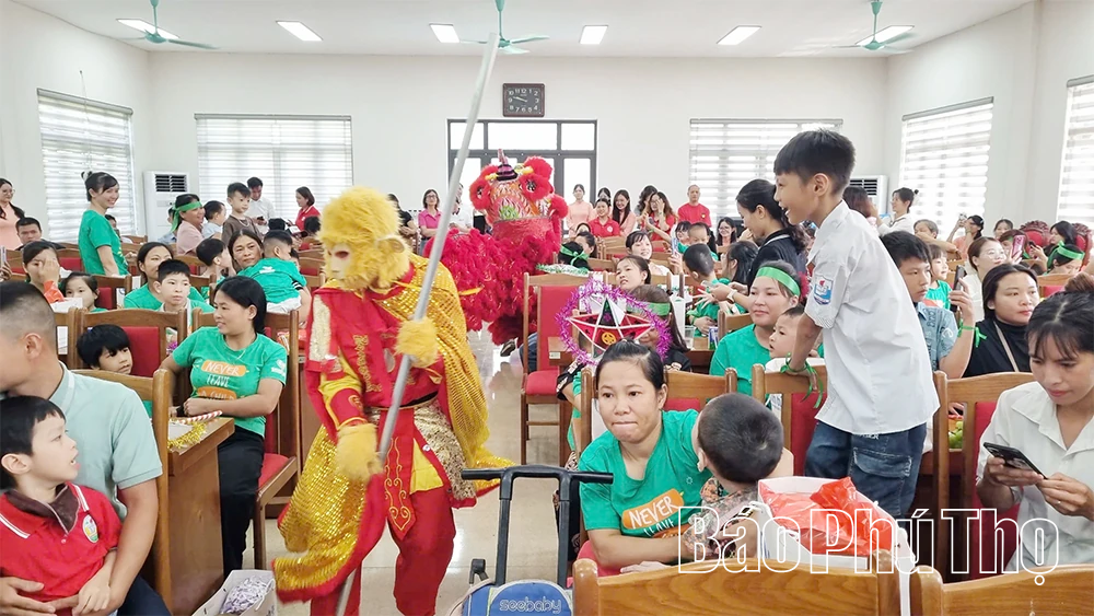 Mang Trung thu yêu thương đến trẻ em bại não