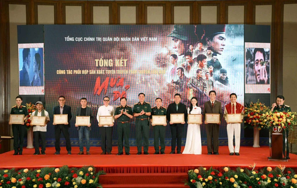 Dàn diễn viên phim Mưa đỏ nhận bằng khen của Bộ trưởng Bộ Quốc phòng