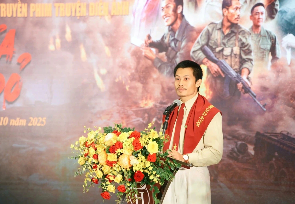 Dàn diễn viên phim Mưa đỏ nhận bằng khen của Bộ trưởng Bộ Quốc phòng