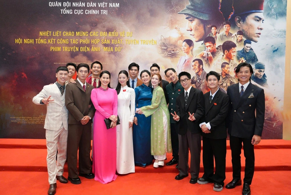 Dàn diễn viên phim Mưa đỏ nhận bằng khen của Bộ trưởng Bộ Quốc phòng
