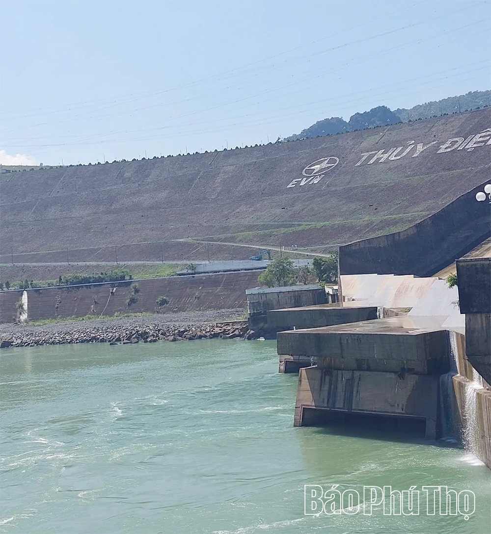 Thuỷ điện Hoà Bình đóng nốt 1 cửa xả đáy