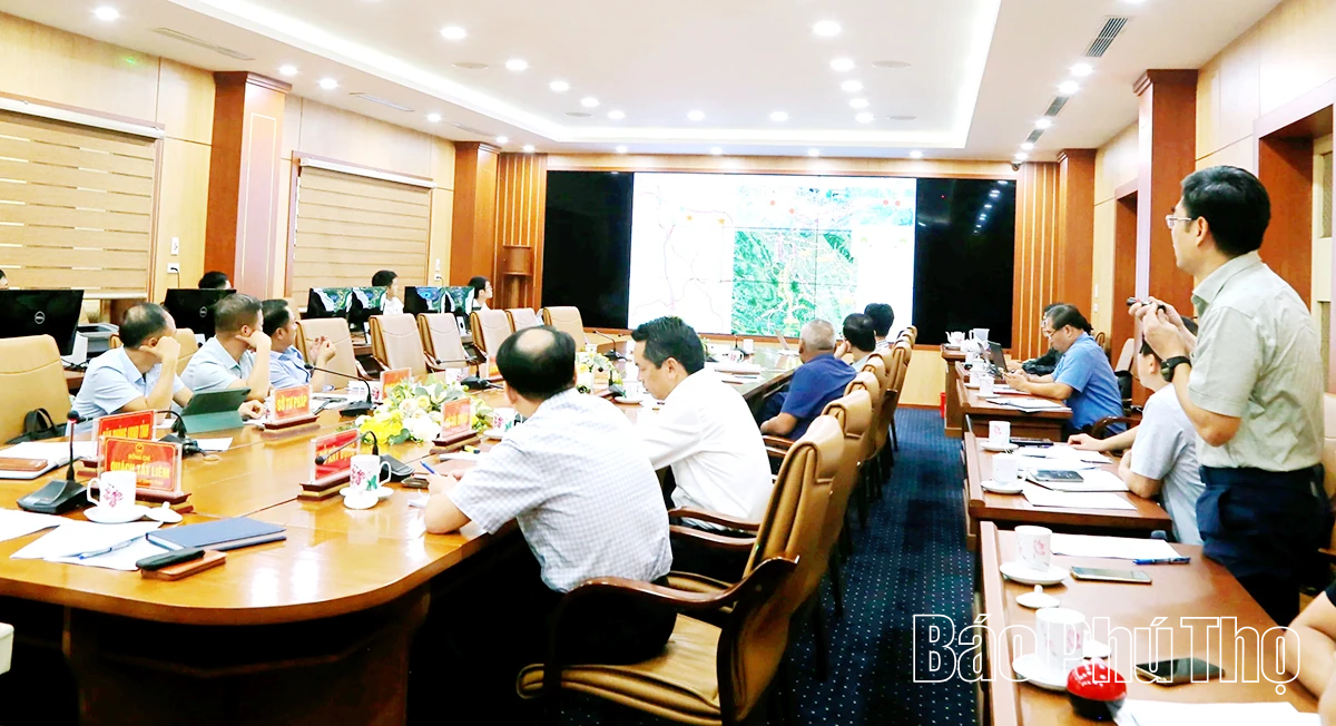 Phó Chủ tịch UBND tỉnh Quách Tất Liêm nghe báo cáo về các dự án giao thông