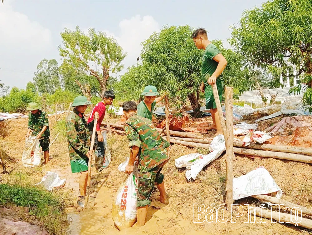 Sư đoàn 304 huy động lực lượng giúp dân khắc phục hậu quả ngập lụt tại xã Bình Nguyên