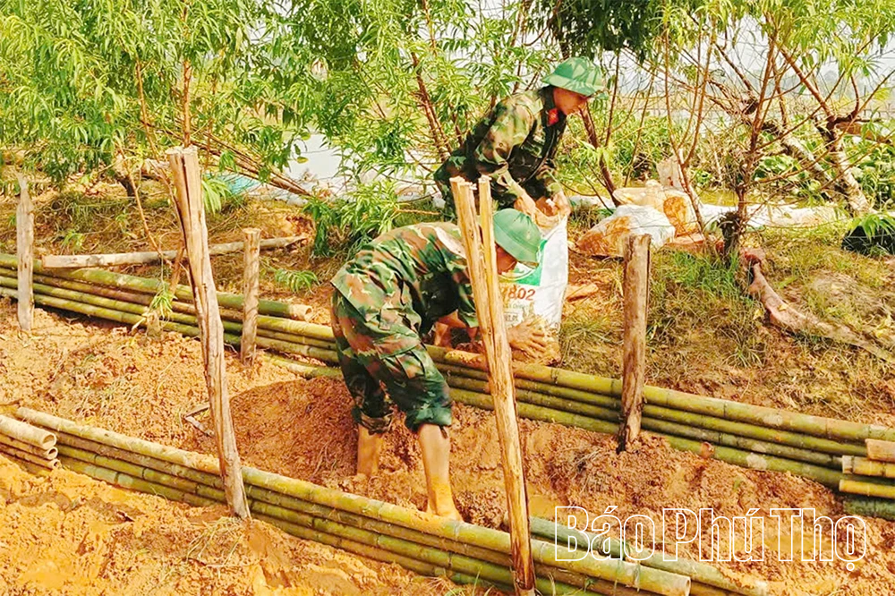 Sư đoàn 304 huy động lực lượng giúp dân khắc phục hậu quả ngập lụt tại xã Bình Nguyên