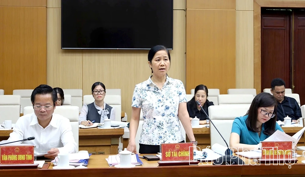 Phó Chủ tịch UBND tỉnh Nguyễn Khắc Hiếu nghe báo cáo dự thảo Nghị quyết về giáo dục, đào tạo
