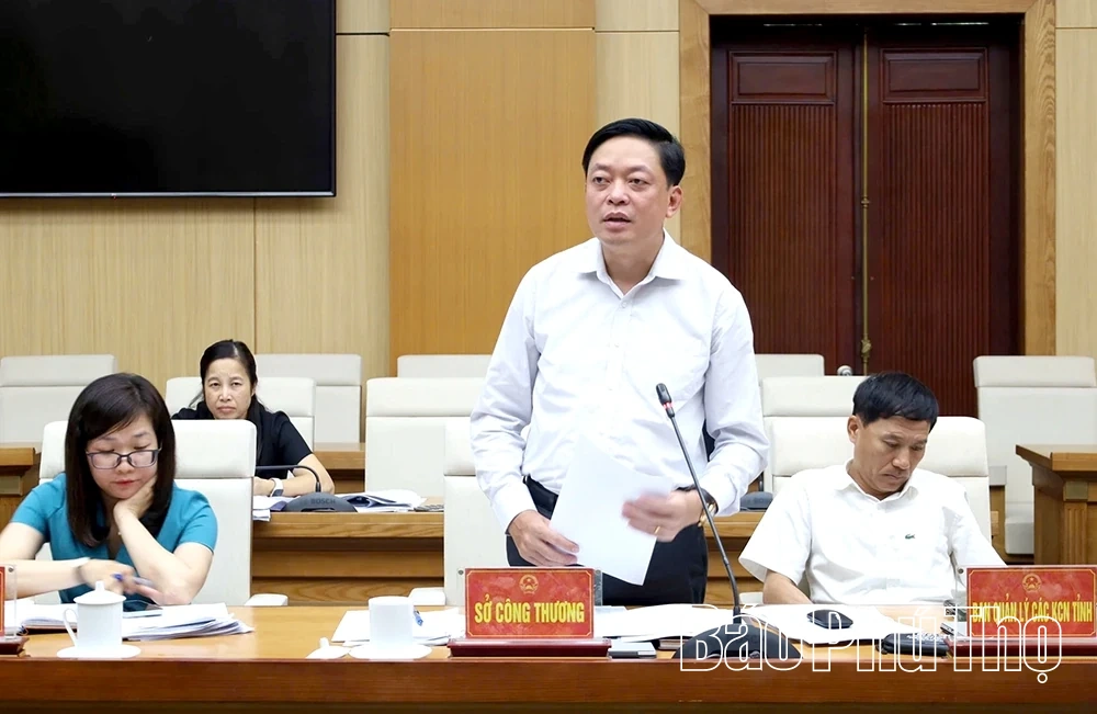 Phó Chủ tịch UBND tỉnh Nguyễn Khắc Hiếu nghe báo cáo dự thảo Nghị quyết về giáo dục, đào tạo