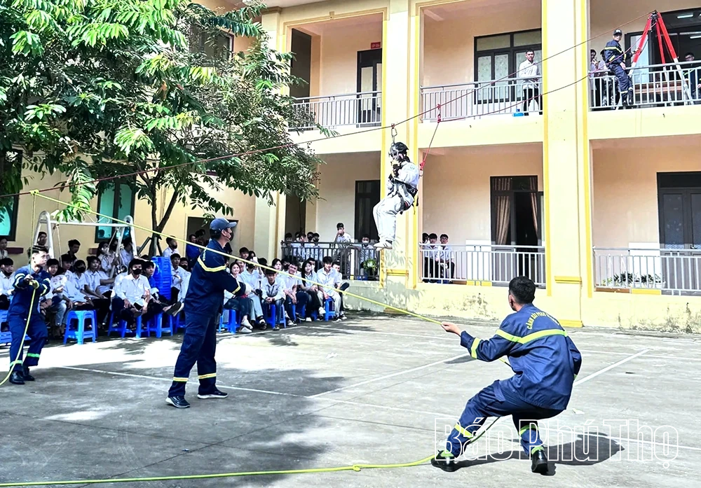 Trải nghiệm, thực hành kỹ năng phòng cháy, chữa cháy và cứu nạn, cứu hộ trong trường học