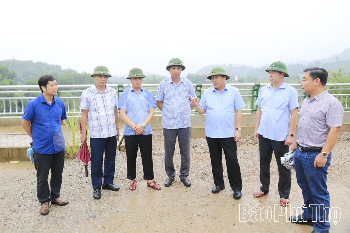 Phó Chủ tịch UBND tỉnh Đinh Công Sứ kiểm tra tiến độ thực hiện Dự án cấp bách khắc phục sạt lở và đê ngăn lũ chống ngập úng khu vực ven sông Đà