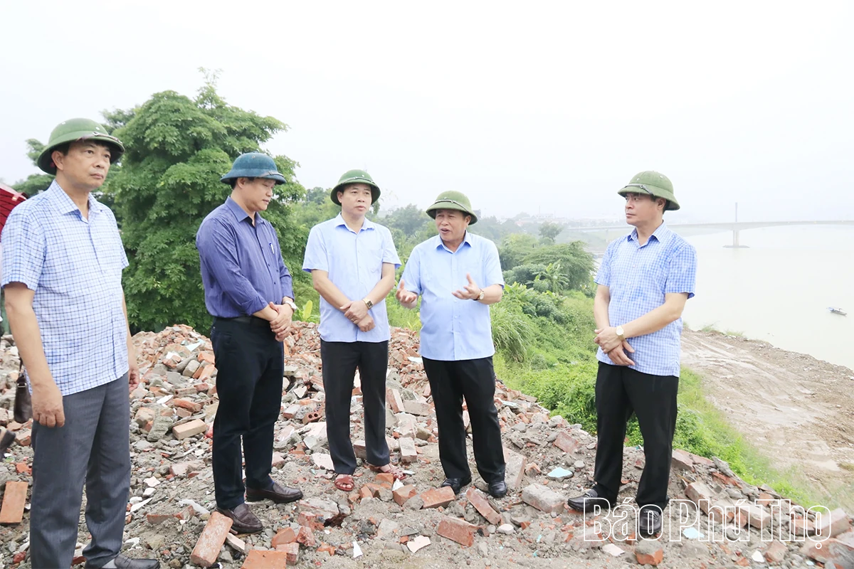 Phó Chủ tịch UBND tỉnh Đinh Công Sứ kiểm tra tiến độ thực hiện Dự án cấp bách khắc phục sạt lở và đê ngăn lũ chống ngập úng khu vực ven sông Đà