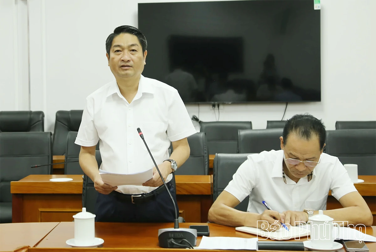 Phó Chủ tịch UBND tỉnh Vũ Việt Văn nghe báo cáo tiến độ thực hiện các dự án nhà ở xã hội