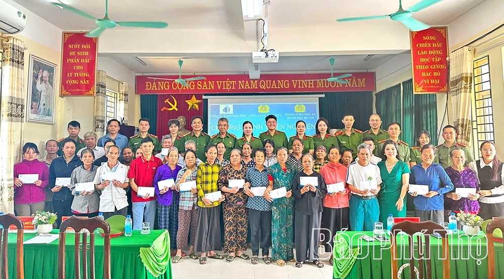 Trao tặng 30 suất quà cho hộ đặc biệt khó khăn xã Dũng Tiến