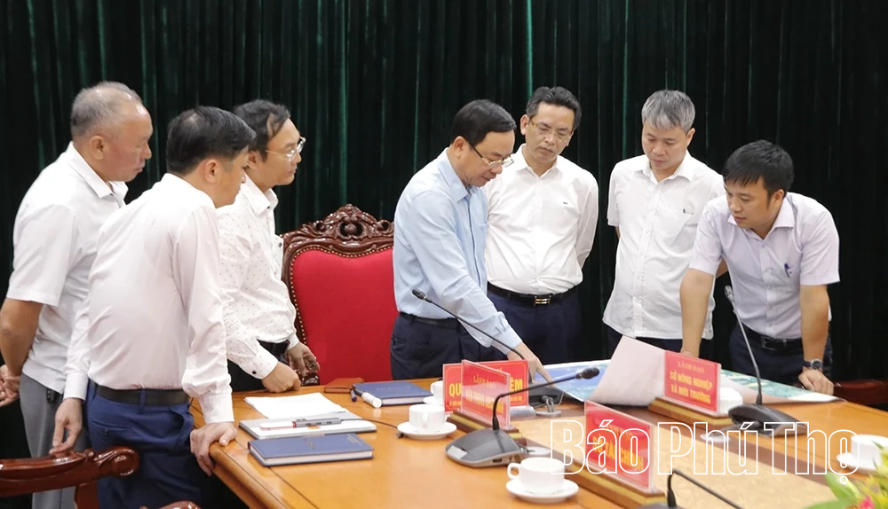 Họp bàn giải quyết vướng mắc về đất nông, lâm trường quản lý khi giải phóng mặt bằng và tại 3 dự án trọng điểm khu vực Hòa Bình