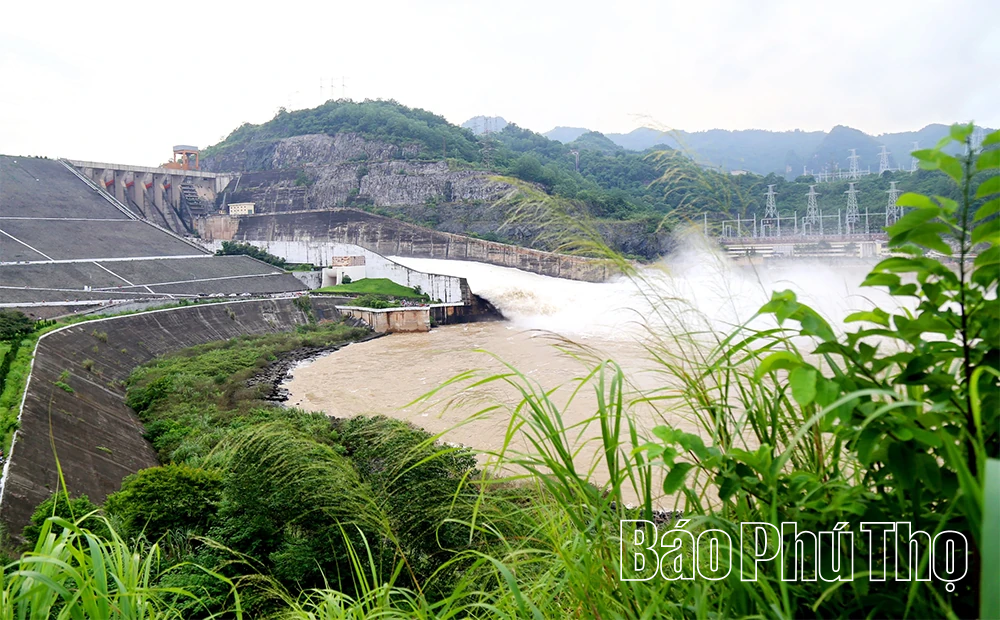 Thủy điện Hòa Bình mở 1 cửa xả đáy lúc 11h