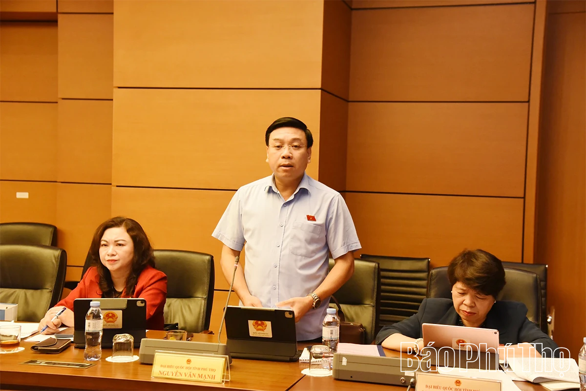 Đoàn Đại biểu Quốc hội tỉnh Phú Thọ thảo luận tại tổ