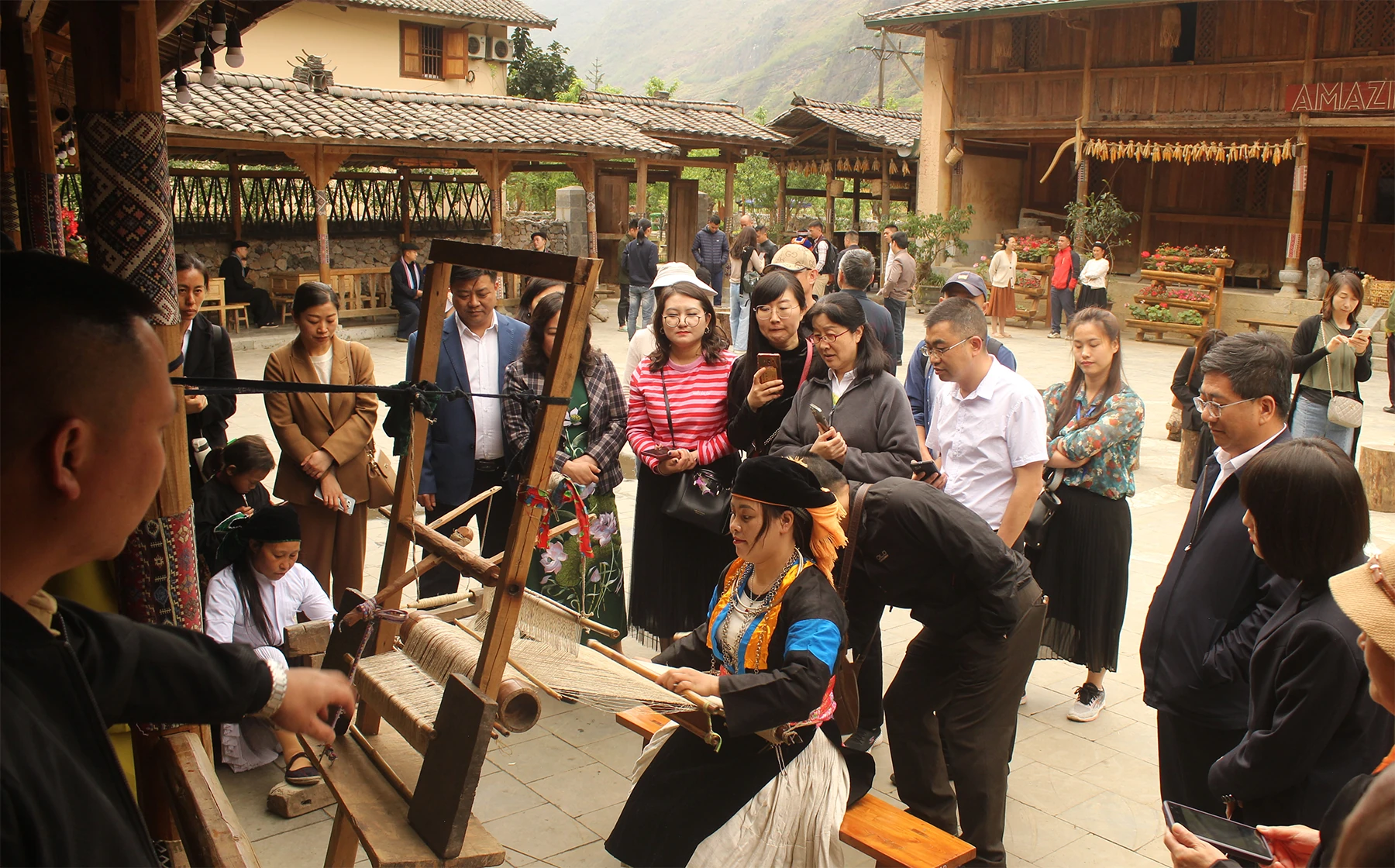 Từ bãi đất lầy thành làng du lịch Pả Vi nổi tiếng thế giới